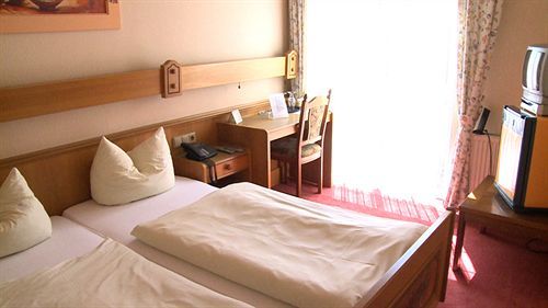 Hotel Zum Neuen Schwan Walluf Esterno foto