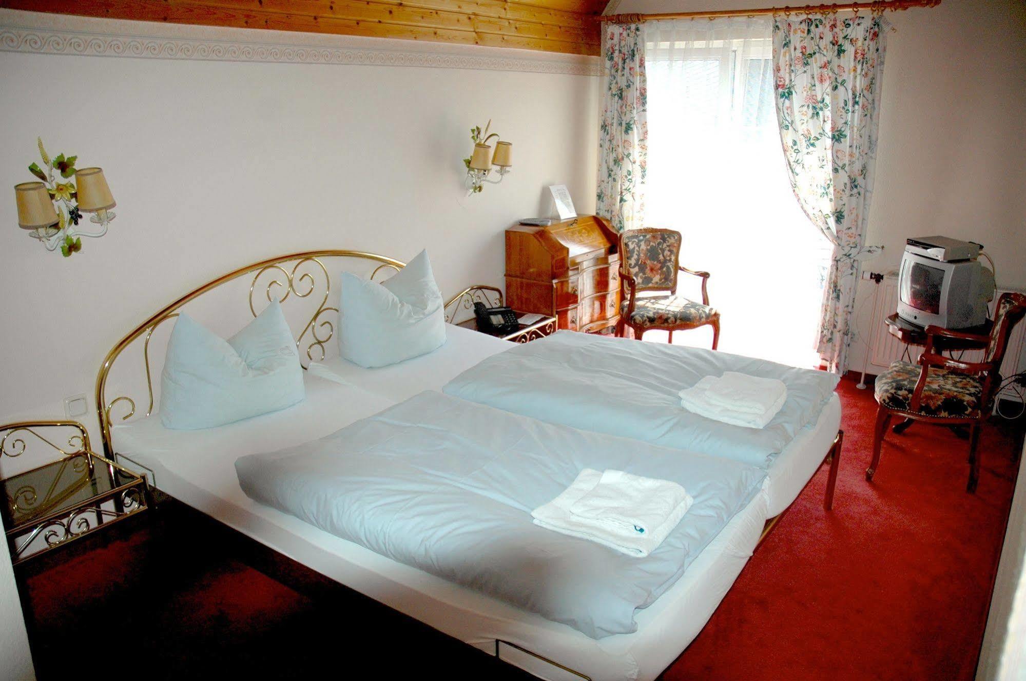 Hotel Zum Neuen Schwan Walluf Esterno foto