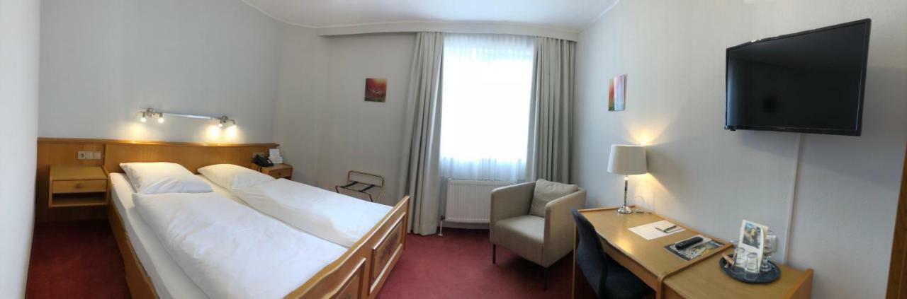 Hotel Zum Neuen Schwan Walluf Esterno foto
